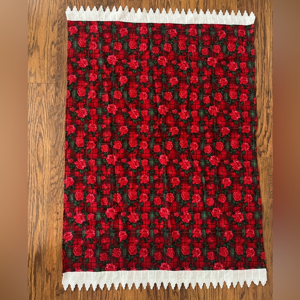 HANDMADE CHRISTMAS PLAID ROSE LACE SHOULDER & LAP WRAP - Picture 3 of 6